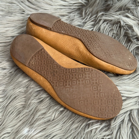 Tory Burch Reva Ballet Flat Tumbled Leather Royal Tan Gold Size 7 - Picture 8 of 8